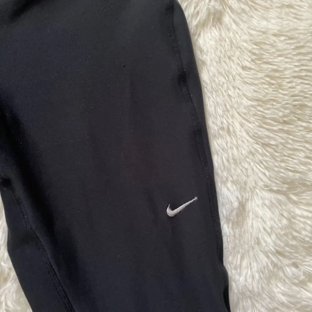 2 pc Nike workout lot. 1 pair Medium black leggings & 1 size small dry fit tee